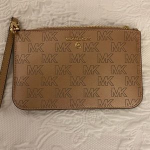 Wristlet bag